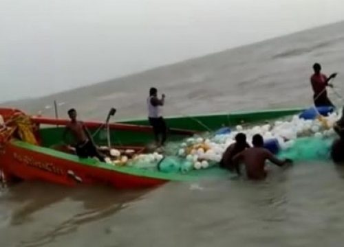 বঙ্গোপসাগরে তলা ফেটে এফবি আল্লাহর দান নামে একটি ফিশিং ট্রলার ডুবি,১৬ জেলে উদ্ধার