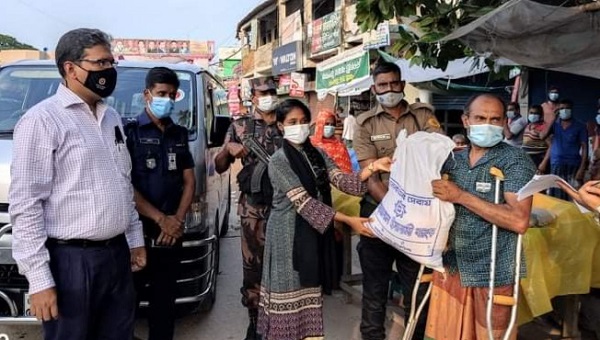 রামপালে জেলা প্রশাসনের পক্ষে ইউএনও’র খাদ্য সহয়তা প্রদান