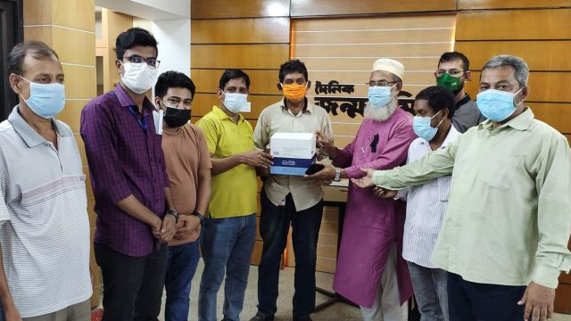 করোনার সংক্রমণ রোধে সংবাদকর্মীদের মাঝে কেইউজে’র মাস্ক বিতরণ