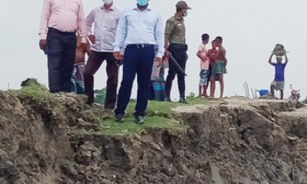 দাকোপের খোনায় ঢাকী নদীর বেড়ীবাঁধে ভয়াবহ ভাঙন