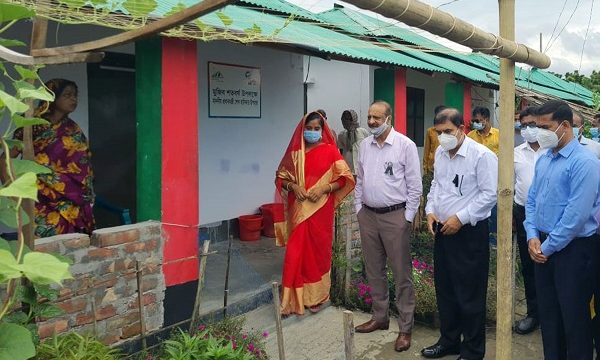 জনপ্রশাসন মন্ত্রণালয়ের সিনিয়র সচিবের ডুমুরিয়ায় আশ্রয়ণ প্রকল্প পরিদর্শন
