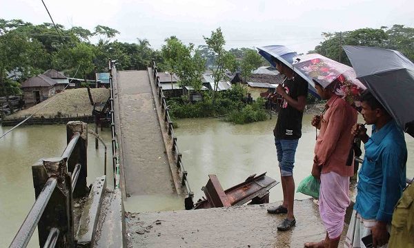 বাগেরহাটের শরণখোলায় গভীর রাতে ভেঙ্গে পড়ল সেতু, জনদুর্ভোগ চরমে