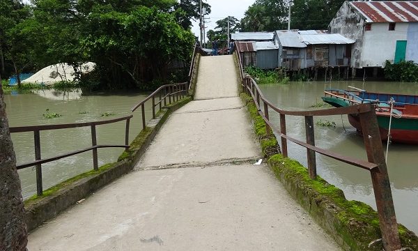 মোরেলগঞ্জ সদর ইউনিয়নের ঝুঁকিপূর্ণ পুল, দূর্ঘটনার আশঙ্কা