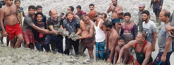 ডুমুরিয়ায় ৫’শতাধিক মানুুষের সেচ্ছাশ্রমে স্লুইচ গেটের পলি অপসারন