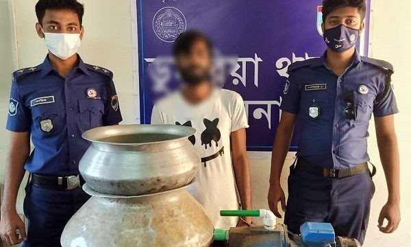 ডুমুরিয়ায় চুরি হওয়া মালামাল সহ চোর আটক