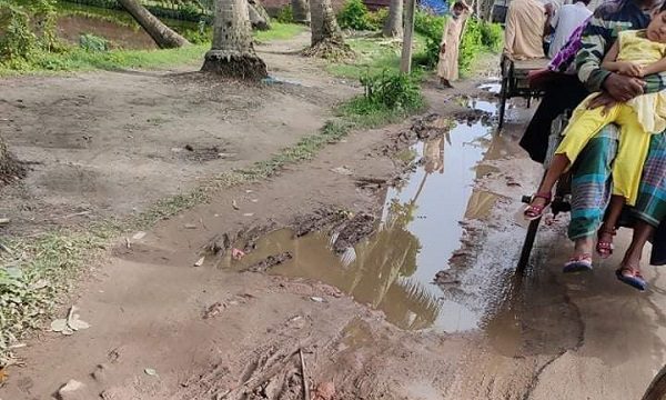 ডুমুরিয়ার মাদ্রাসার সড়কের বেহাল দশা