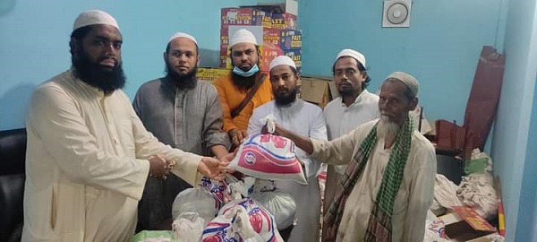 বিশিষ্ট সমাজ সেবক আব্দুর রশিদের কর্মহীন পরিবারের মাঝে খাদ্য সামগ্রী বিতরন