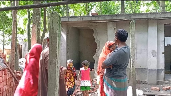 মাগুরায় মরদেহ ঘরে রেখে মাজার বানানোর চেষ্টা, ৯ দিন পর উদ্ধারপূর্বক দাফন