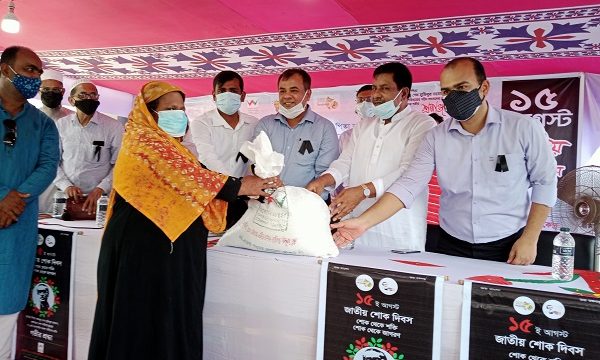 মোল্লাহাটে এক হাজার পরিবারকে নর্থ-ওয়েস্ট পাওয়ার জেনারেশন কোম্পানির ত্রাণ বিতরণ