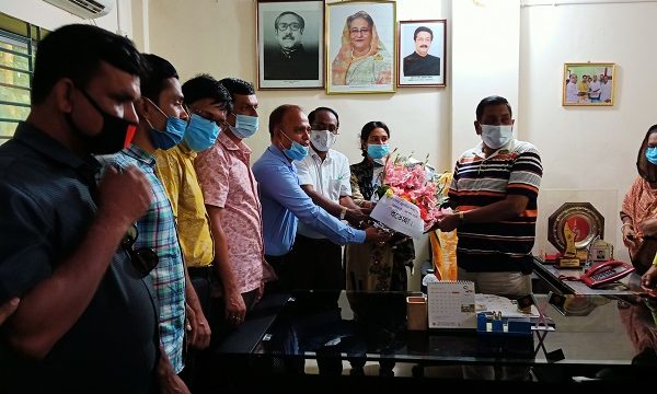 উপজেলা চেয়ারম্যানকে শিক্ষকদের ফুলেল শুভেচ্ছা