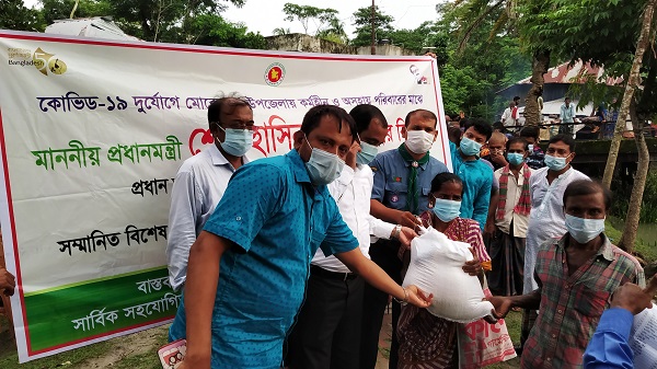 মোরেলগঞ্জে পানিবন্দি পরিবারে  খাদ্য সামগ্রী বিতরণ