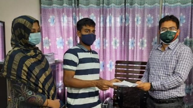 সস্ত্রীক ‘নতুন ভোটার’ হলেন মিরাজ