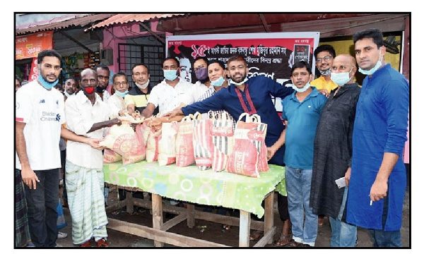 জাতীয় শোক দিবস উপলক্ষে খালিশপুরে যুবলীগের ত্রাণ বিতরণ