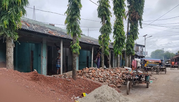 তালার দলুয়া বাজারের খাস জায়গা দখল করে মার্কেট নির্মানের অভিযোগ