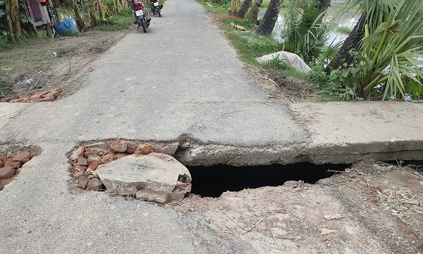 তালায় কালভার্ট ভেঙে যাওয়ায় চরম দুর্ভোগে মানুষ