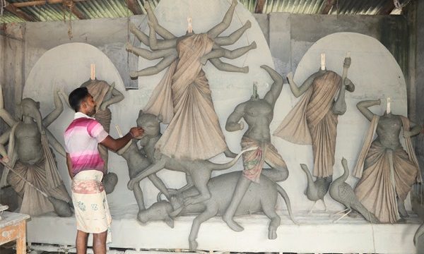 তালায় মন্ডপে মন্ডপে চলছে দূর্গা পূজার প্রস্তুতি