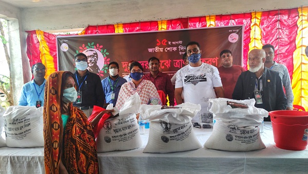 জাতীয় শোক দিবস উপলক্ষে বিএইচবিএফসি’র ত্রাণ বিতরণ
