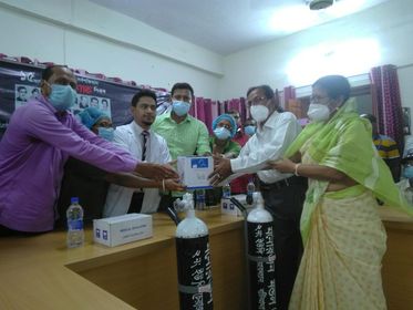 বটিয়াঘাটা হাসপাতালে চেয়ারম্যান দম্পতির অক্সিজেন সিলিন্ডার উপহার