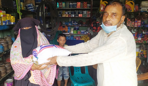চিতলমারীতে ব্যক্তি উদ্যোগে অর্ধশত পরিবারকে মানবিক সহায়তা