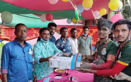 দাকোপে ফুটবল টুনামেন্টে পুরস্কার বিতরণ করেন যুবলীগ নেতা আব্দুল্লাহ আল মাসুম