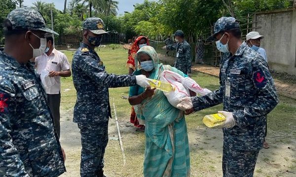জাতীয় শোক দিবসে রাজধানী ঢাকাসহ দেশের বিভিন্ন এলাকায় নৌবাহিনীর মানবিক সহায়তা