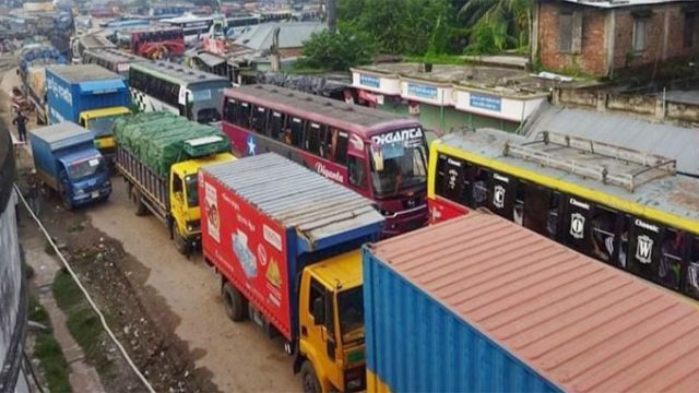 দৌলতদিয়া ঘাটে ফেরি পারের অপেক্ষায় ৭ শতাধিক গাড়ি