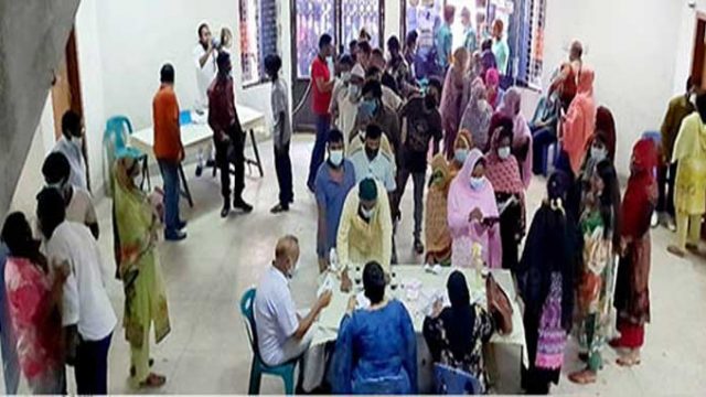 সারাদেশে গণটিকাদান কার্যক্রম চলছে, ডোজপ্রত্যাশীদের দীর্ঘলাইন