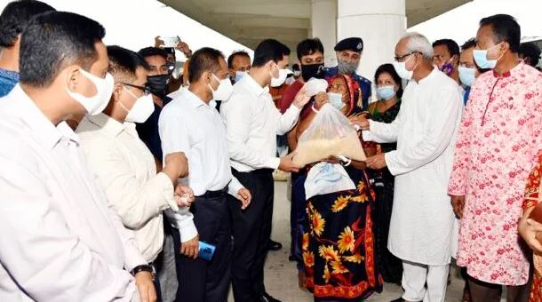 খুলনায় করোনায় কর্মহীনদের মাঝে প্রধানমন্ত্রীর সহায়তা বিতরণ