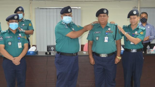 খুলনায় এএসপি পদে পদোন্নতিপ্রাপ্ত ৪ কর্মকর্তাকে র‍্যাংক ব্যাজ পরিধান