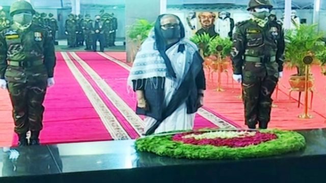 জাতীয় শোক দিবসে বঙ্গবন্ধুর প্রতিকৃতিতে প্রধানমন্ত্রীর শ্রদ্ধা