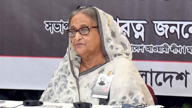 কাঁদলেন প্রধানমন্ত্রী