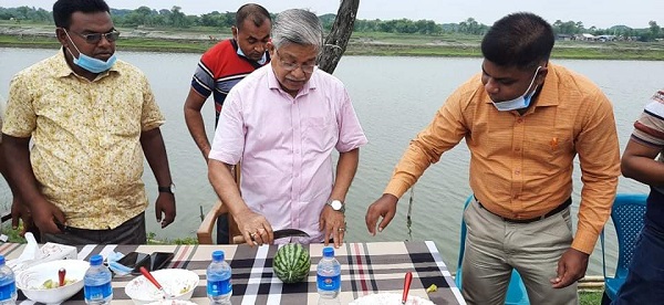 ঘেরের আইলে অফসিজন তরমুজ পরিদর্শনে সংসদ সদস্য নারায়ণ চন্দ্র চন্দ