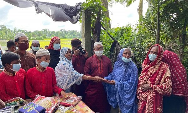 ডুমুরিয়ায় হতদরিদ্রের মাঝে শাড়ি কাপড় বিতরণ