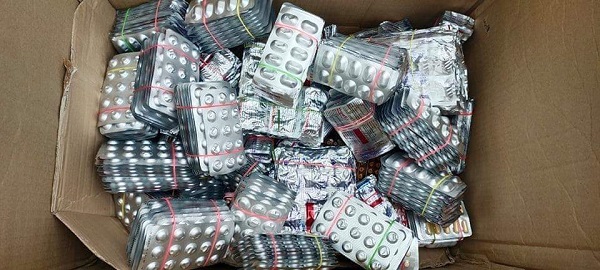 বেনাপোলে ৩০ লাখ টাকার নকল ওষুধসহ কাভার্ডভ্যান আটক