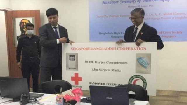 বাংলাদেশকে অক্সিজেন কনসেনট্রেটর ও মাস্ক উপহায় দিয়েছে সিঙ্গাপুর