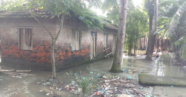 গিলাতলায় জোয়ারের পানির চাপে ক্ষতিগ্রস্ত বসতবাড়িসহ এলাকার রাস্তাঘাট