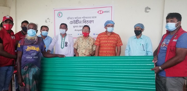 ঘূর্ণিঝড়ে ক্ষতিগ্রস্থ পরিবারে কয়রায় ৩ গ্রামে ঢেউটিন বিতরণ করেছেন রেডক্রিসেন্ট