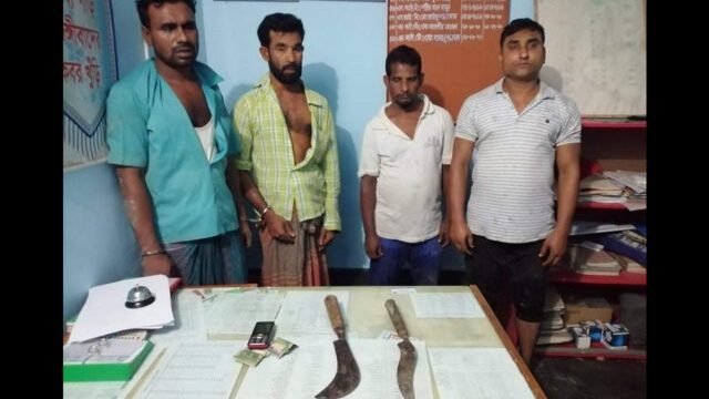 বটিয়াঘাটা থেকে অস্ত্রসহ ম্যাগনেট ব্যবসায়ী আটক