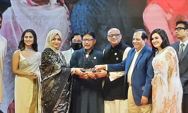 ‘রিয়েল হিরো অ্যাওয়ার্ড’ পেলেন সালাম মূর্শেদী এমপি পত্নী সারমিন সালাম