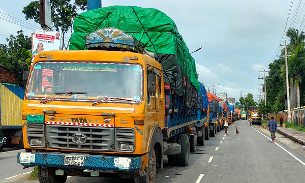 দীর্ঘ যানজটে বেনাপোল বন্দরে পণ্য পরিবহন ব্যহত হচ্ছে : ভোগান্তিতে নগরবাসী