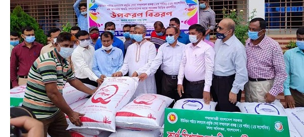 খুলনা জেলার প্রকল্পের সুফলভোগীদের মতবিনিময় ও প্রদর্শনী খামারের উপকরণ বিতরণ