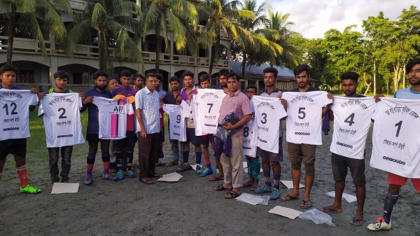 চিতলমারীতে চর বড়বাড়িয়া ফুটবল টুর্ণামেন্টকে জার্সি প্রদান