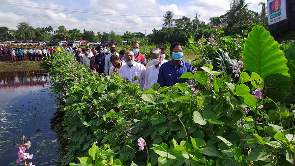 ডুমুরিয়ার কৃষি সৌন্দর্য পরিদর্শনে ড. আব্দুর রাজ্জাক