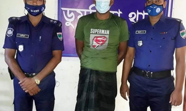 ডুমুরিয়ায় কুখ্যাত মাদক কারবারি হাবিবুর কে গ্রেপ্তার করেছে পুলিশ