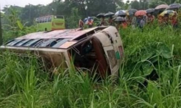 খুলনা সাতক্ষীরা মহাসড়কে চলন্তবাস নিয়ন্ত্রন হারিয়ে দূর্ঘটনার শিকারে ৮ বাস যাত্রী আহত