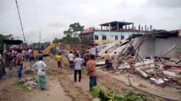 ডুমুরিয়ার চুকনগর বাজারে অবৈধ স্থাপনা উচ্ছেদ অভিযান