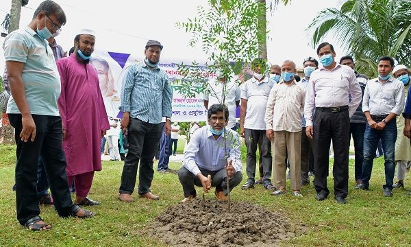 মাননীয় প্রধানমন্ত্রী তাঁর সাহসিকতা এবং দূরদর্শিতার মাধ্যমে এদেশকে আরো সামনের দিকে এগিয়ে নিয়ে যাবেন :কুয়েট ভাইস-চ্যান্সেলর