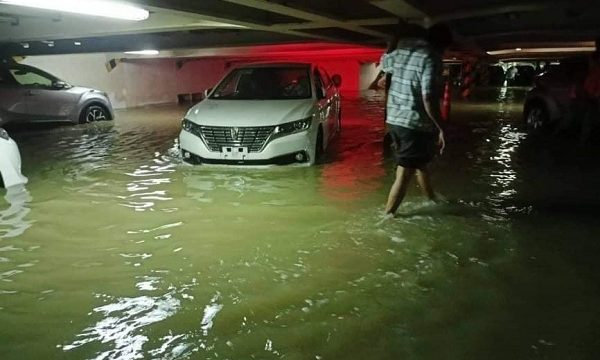 মোংলায় জাহাজের মধ্য পানিতে ডুবছে আমদানিকৃত গাড়ি