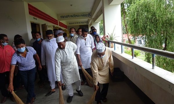 নিজ হাতে বিদ্যালয়ে ঝাড়ু দিয়ে পরিস্কার করলেন মোরেলগঞ্জের চেয়ারম্যান রাজ্জাক