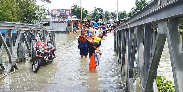 মোরেলগঞ্জে পানগুছি নদী পারাপারের ফেরীর গ্যাংওয়ে ও সড়ক ডুবে জনদুর্ভোগ চরমে